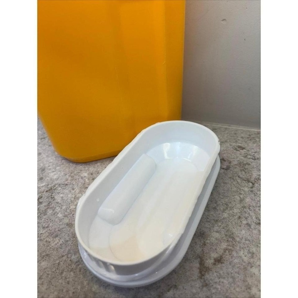 VTG RUBBERMAID  2-B Slim BEVERAGE PITCHER  YELLOW /White lid 2-1/2 Qt #2366 - Picture 4 of 8